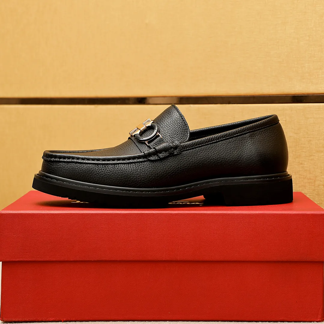 Men's shoes 💰520 💐 Product trademark: Ferragamo "Ferragamo" casual leather shoes Regular size: 38-44 (45.46🉑️customized) Product materials: Selected imported first-layer calfskin upper + original hardware buckle, imported water-dyed cow leather lining. Strong three-dimensional visual effect, original outsole color: 1⃣️color optional